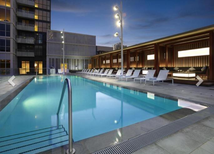 Luxury Condo With Cn Tower View โตรอนโต ภายนอก รูปภาพ
