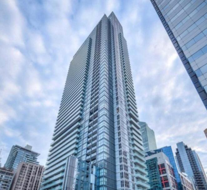 Luxury Condo With Cn Tower View โตรอนโต ภายนอก รูปภาพ