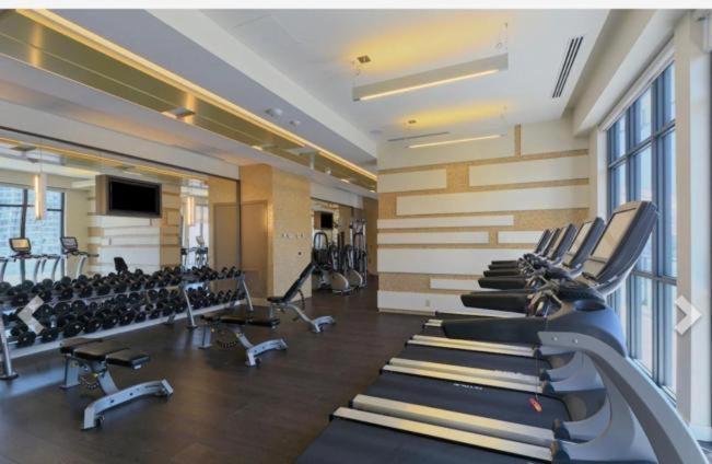 Luxury Condo With Cn Tower View โตรอนโต ภายนอก รูปภาพ