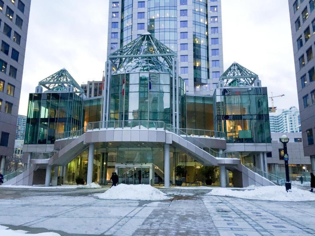 Luxury Condo With Cn Tower View โตรอนโต ภายนอก รูปภาพ